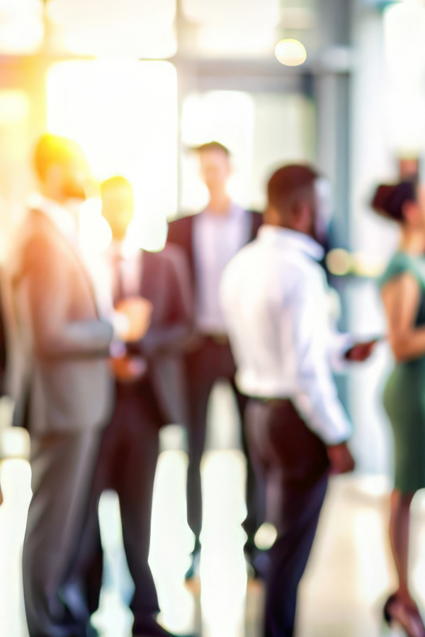 Cloud-Partner bei einem Netzwerktreffen in einem Foyer