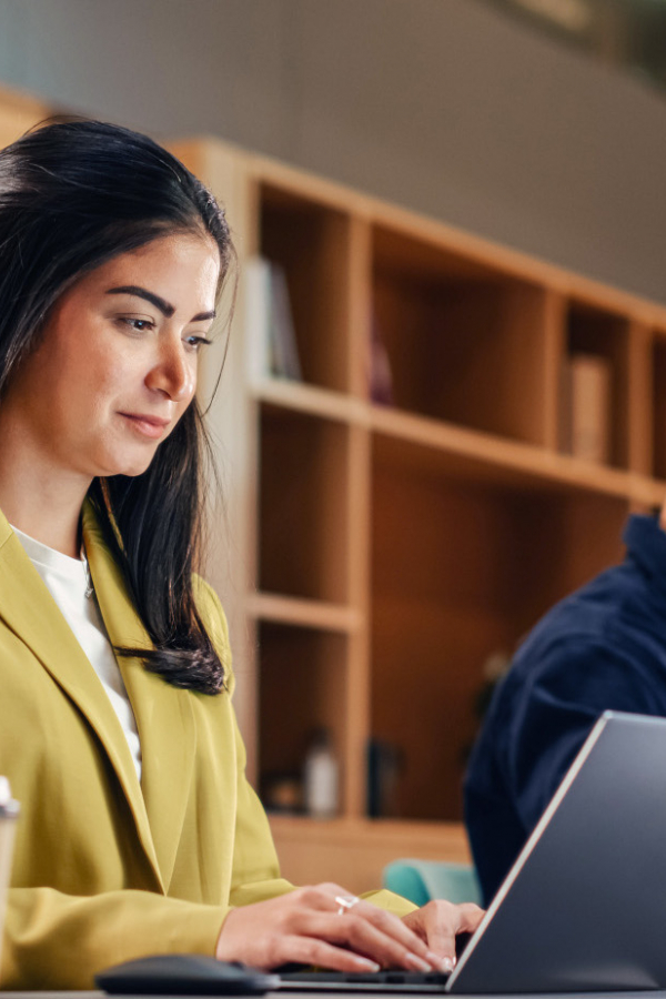 Eine Administratorin testet OpenCloud auf ihrem Laptop