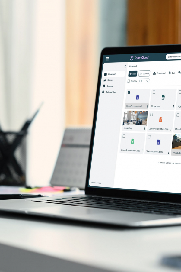 Laptop auf einem Tisch mit OpenCloud Filesharing Plattform im Screen