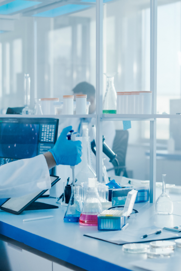 Wissenschaftliche Mitarbeiterin in einem Labor erfasst Forschungsdaten mit OpenCloud