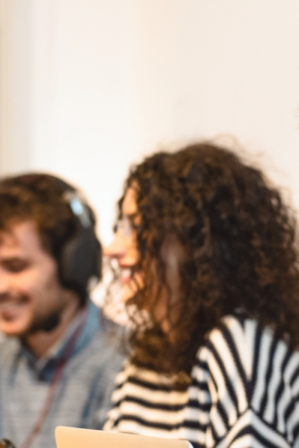 Studierende die in Universität digital zusammenarbeiten mittels Cloudspeicher