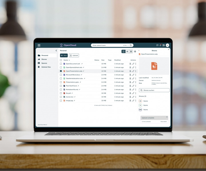 Laptop_auf_Tisch_mit_OpenCloud_Demo_Screen