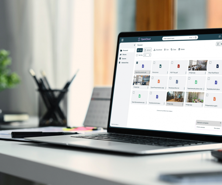 Laptop auf einem Tisch mit OpenCloud Filesharing Plattform im Screen